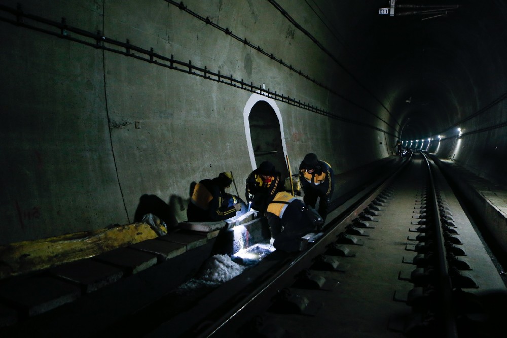 临县铁路运营隧道病害现状